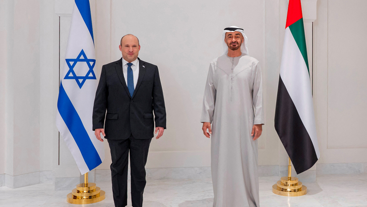 Il primo ministro israeliano Bennet in posa con il principe degli Emirati Arabi Uniti, Sheikh Mohammed bin Zayed al-Nahyan. Foto: Reuters