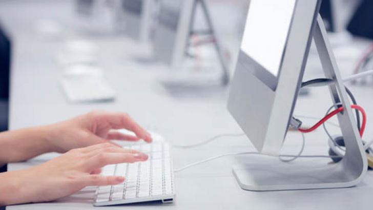 mani su computer