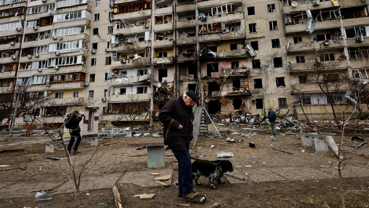 Un edificio residenziale danneggiato, a Kiev, durante gli attacchi dell'esercito russo. Foto: Reuters