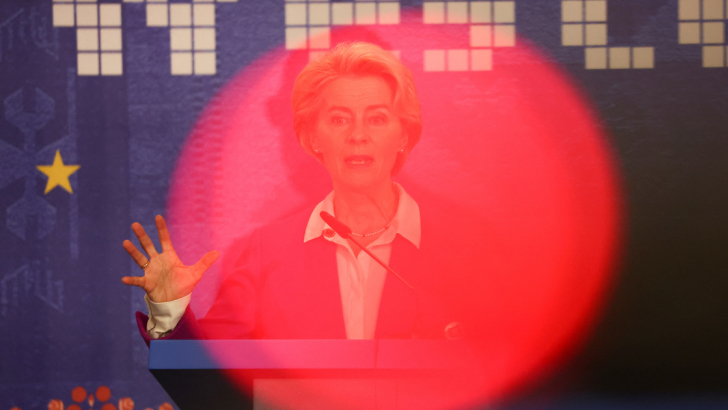 La presidente della Commissione UE, Ursula von der Leyen, durante il summit a Tirana. Foto: Reuters La presidente della Commissione UE, Ursula von der Leyen, durante il summit a Tirana. Foto: Reuters