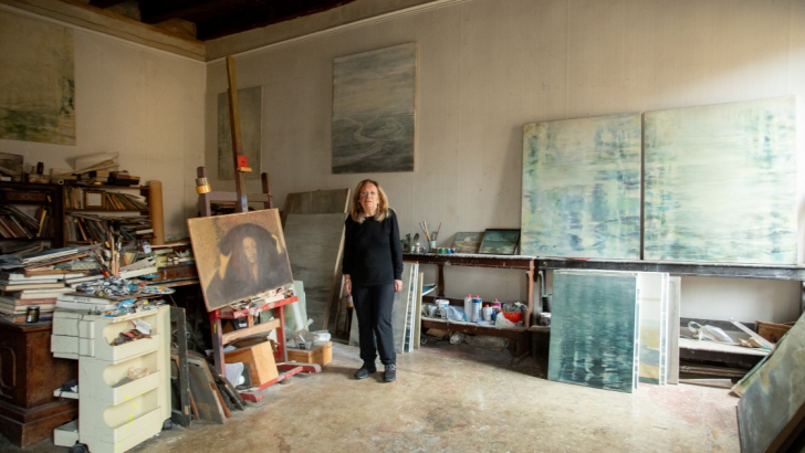 La pittrice Ileana Ruggeri nel suo atelier veneziano. Foto: Massimo Pistore