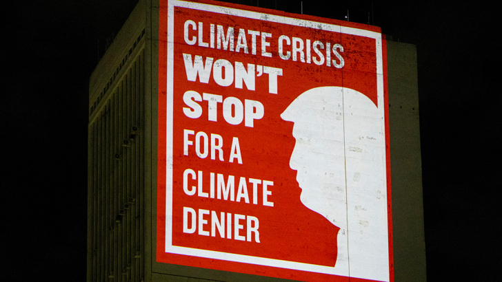 Attivisti del clima proiettano un'immagine di Trump al recente G20 in Brasile. Foto: Reuters