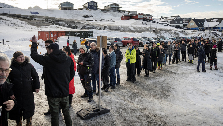 Le lunghe code ai seggi in Groenlandia. Foto: Reuters