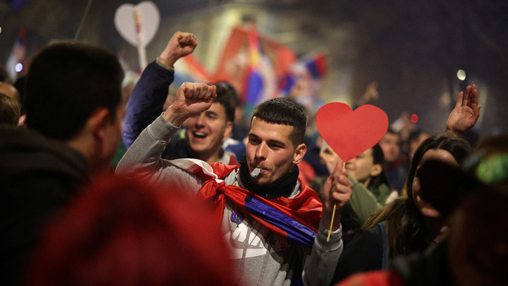 Universitari e universitarie in corteo contro il presidente serbo Vucic. Foto: Reuters