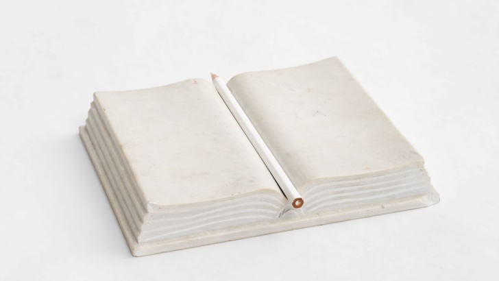 libro di pietra aperto pagine bianche