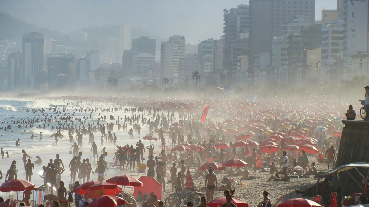 Una spiaggia affollata di Rio de Janeiro