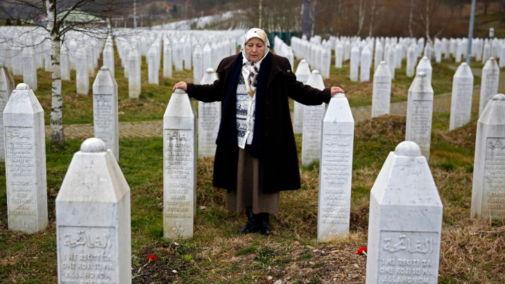 L'attibista bosniaca Fadila Efendic al memoriale di Srenìbrenica