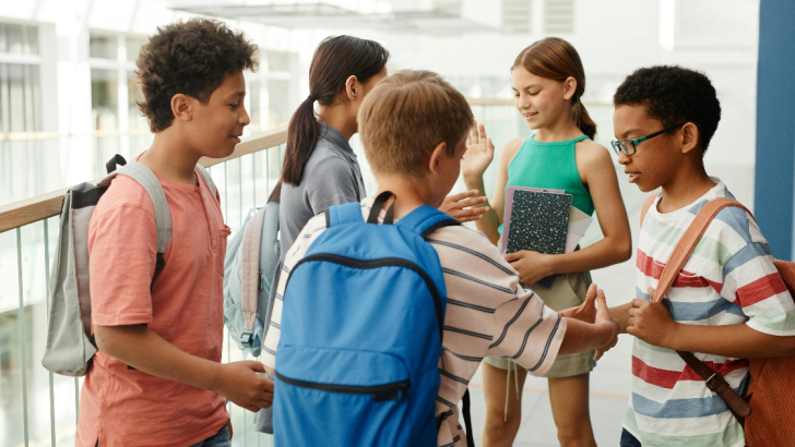 Foto di bambini a scuola.