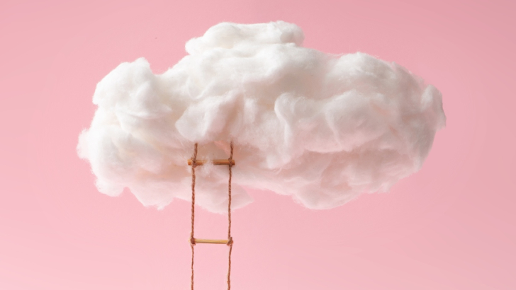 Immagine con sfondo rosa di una nuvola da cui parte una scala che va verso il basso.