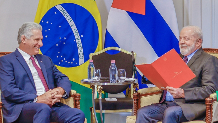 Il presidente brasiliano Lula (a destra) e il presidente cubano Miguel Díaz-Canel
