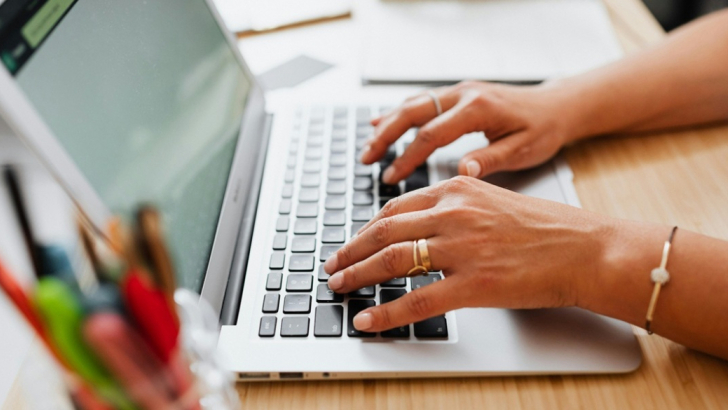 Persona che digita sulla tastiera di un notebook