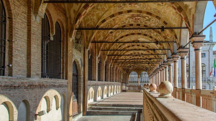 particolare del palazzo
