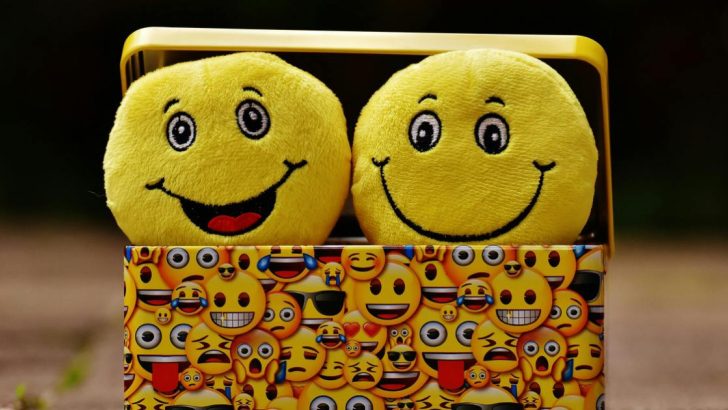 Due emoji di peluche in una scatola