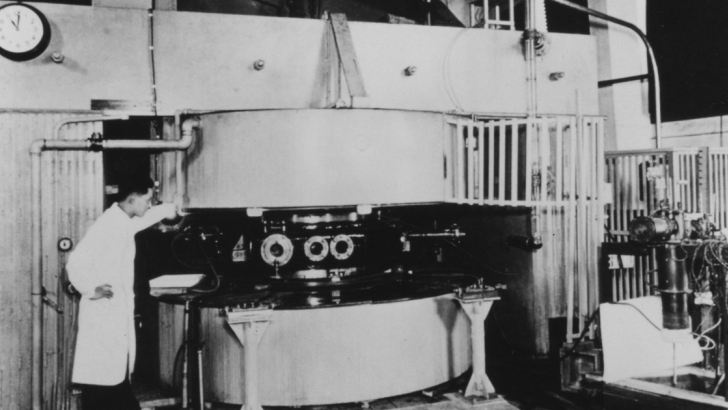 Il secondo ciclotrone del Riken. Il diametro del magnete è di 150 cm. Completato nel 1943 da Yoshio Nishina. Via Wikimedia, Public Domain