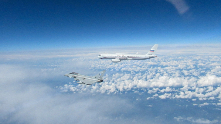 Due Typhoon della Royal Air Force (RAF) del 1° Squadrone (caccia) sono stati inviati in orbita per intercettare un aereo russo Tu-214. I Typhoon sono schierati in Estonia nell'ambito della missione NATO di polizia aerea del Baltico, OP AZOTIZE, 4 luglio 2023. Copyright della Corona del Ministero della Difesa del Regno Unito 2023/Handout.