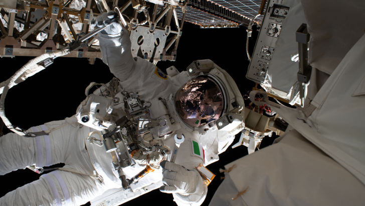 Luca Parmitano impegnato in una passeggiata spaziale sulla ISS. Foto: NASA