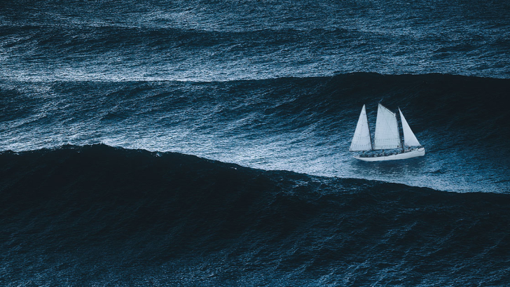 nave in tempesta