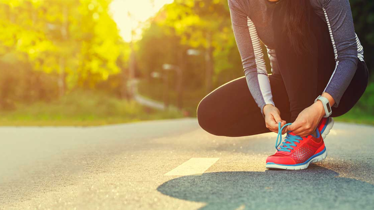 ragazza che si allaccia le scarpe da ginnastica