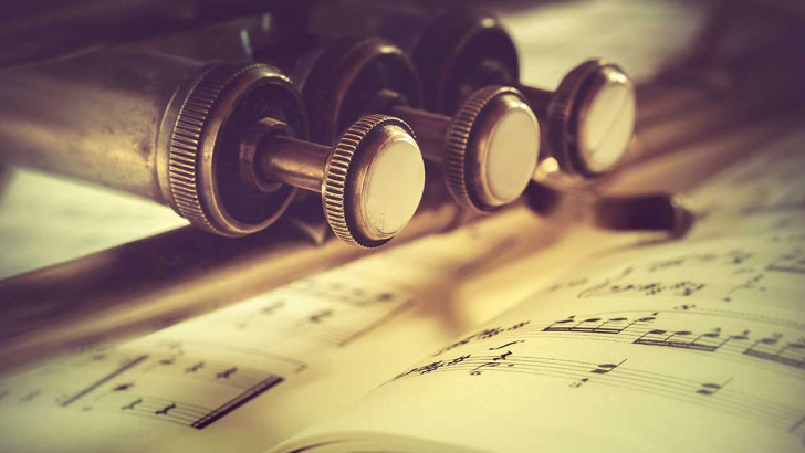 particolare della tromba con spartiti musicali