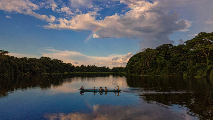 persone in barca su un fiume in amazzonia
