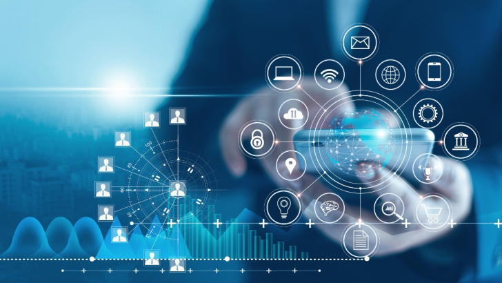 mani di uomo con telefono 