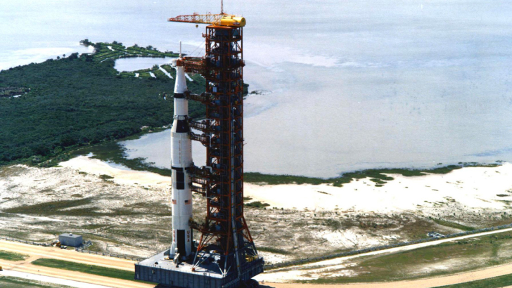 Il razzo Saturn V di Apollo 11 durante il "rollo out": la fase di spostamento verso la piattaforma di lancio. Foto: NASA