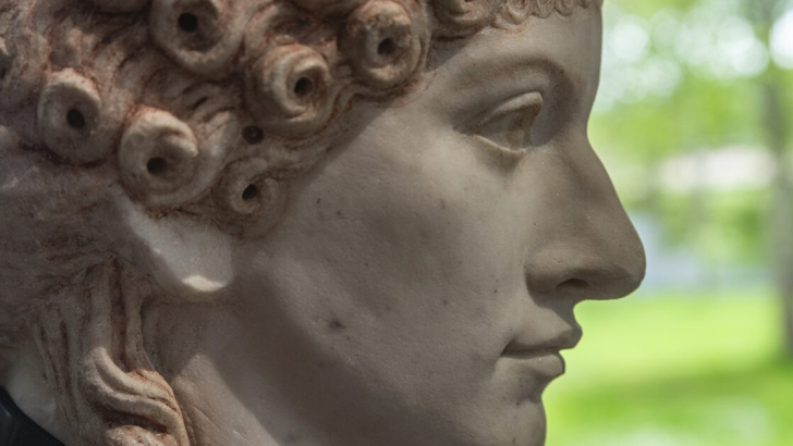 volto di donna in pietra