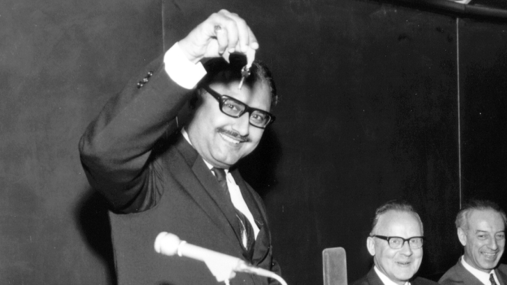 Abdus Salam con le chiavi dell'ICTP (©ICTP Photo Archive)