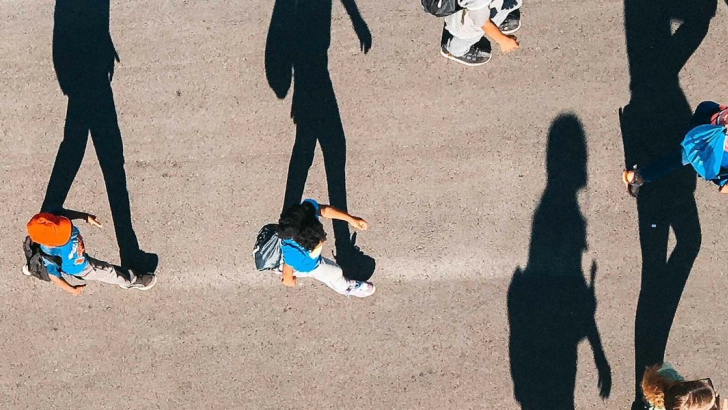persone  che camminano ee loro ombre