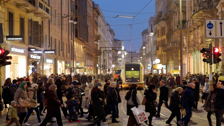 strada cittadina con persone