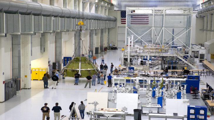 Il modulo Orion all'interno della linea di montaggi e test della NASA. Foto: NASA