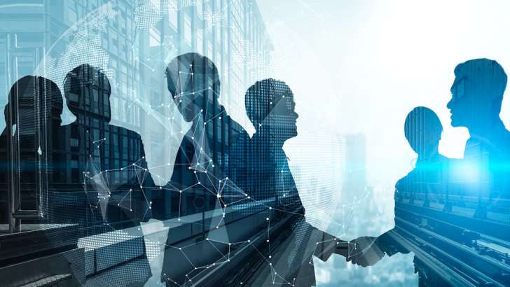 silouhettes di persone che si incontrano sgono grattacieli