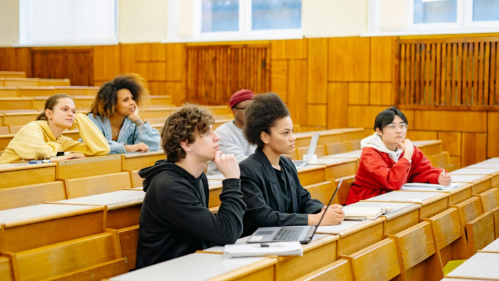 giovani universitari maschi e femminein aula