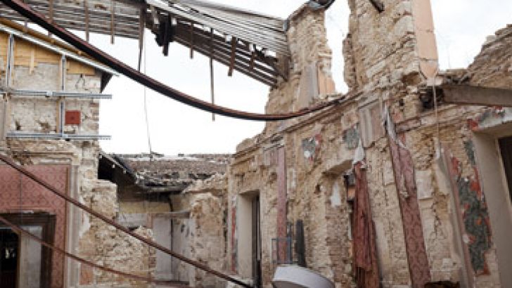 Una casa distrutta dal terremoto in Abruzzo