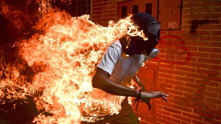 Il ragazzo in fuga, tra le fiamme