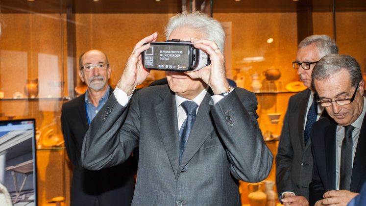 Mattarella con i visori Mattarella con i visori