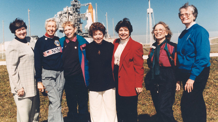 Sette delle "ragazze del Mercury 13" in una foto del 1995. Da sinistra: Gene Nora Jessen, Wally Funk, Jerrie Cobb, Jerri Truhill, Sarah Rutley, Myrtle Cagle e Bernice Steadman.