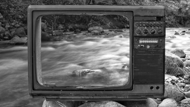 cornice di schermo tv con vista su fiume
