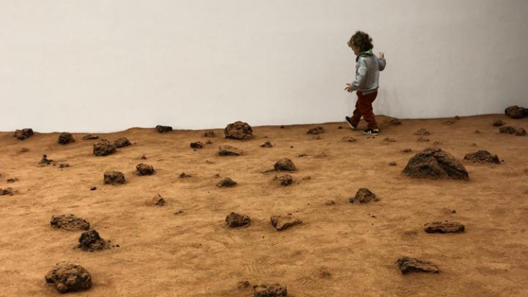 Una delle installazioni all'interno della mostra: "Spirit and Opportunity" di Roman Ondak. Foto: Silvia Bencivelli