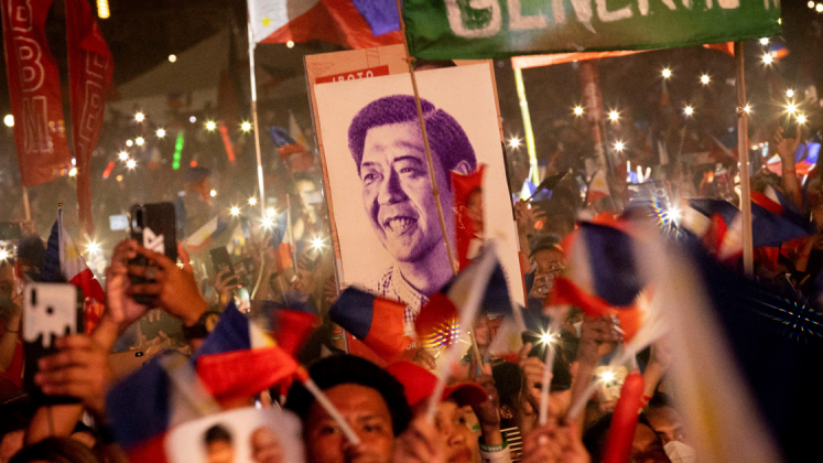 Un ritratto, durante una manifestazione pre-elettorale, di Ferdinand Marcos Jr. Foto: Reuters