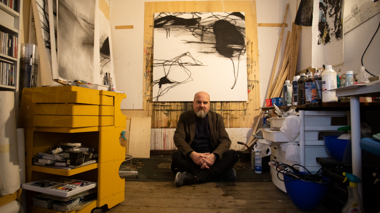 Pierantonio Tanzola nel suo atelier. Foto: Massimo Pistore