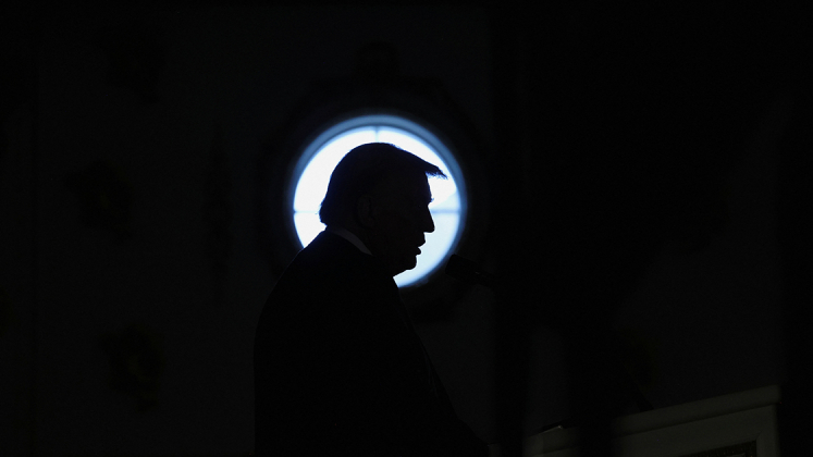 Il profilo del candidato repubblicano Donald Trump all'arrivo su un palco per un comizio. Foto: Reuters