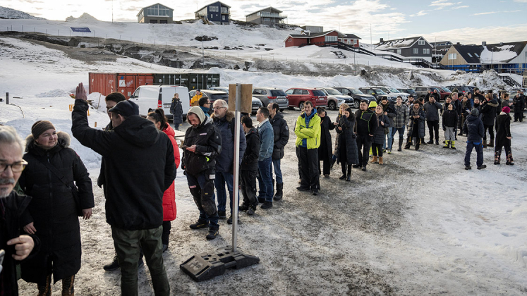 Le lunghe code ai seggi in Groenlandia. Foto: Reuters