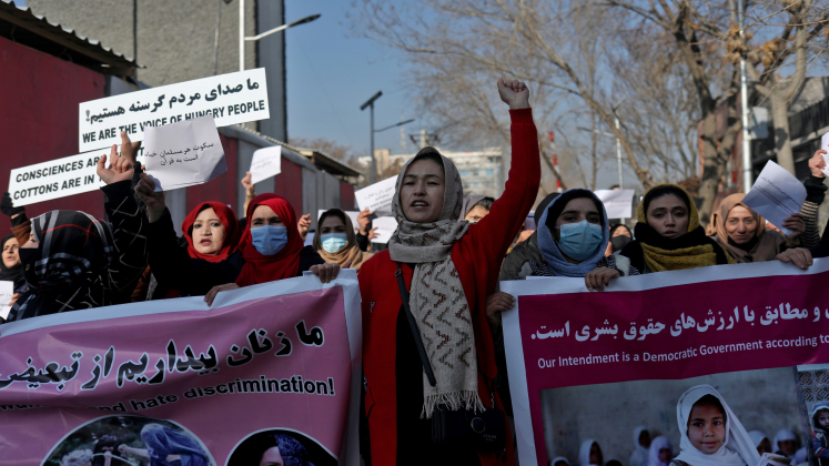 Donne afghane che protestano contro le restrizioni imposte loro dai talebani. Kabul, Dicembre, 2021. Foto: Ali Khara / Reuters